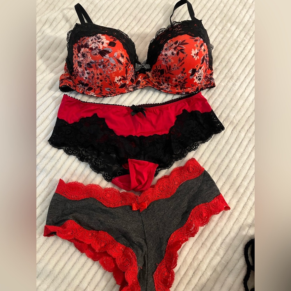 36B Floral Red and Black Lace Bra and Panty Set Small